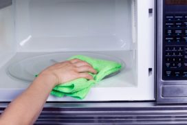 как быстро почистить микроволновку в домашних